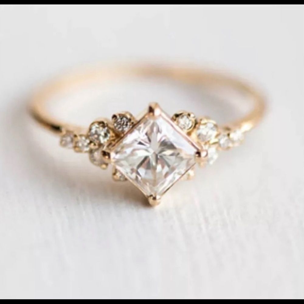 18k White Sapphire Ring 